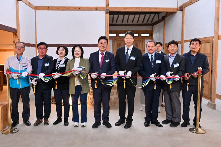 양평 지평양조장이 복합문화공간으로 새롭게 단장해 개장 기념식을 열고 있다. 사진=양평군