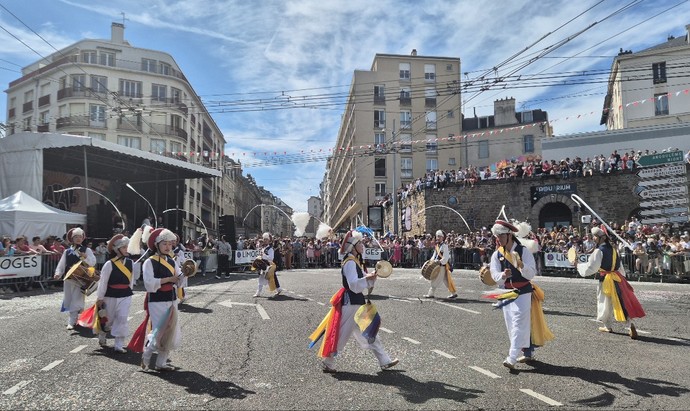이천시 문화사절단인 ‘이천통신사’가 지난 17일(현지시각) 프랑스 리모주시와 자매결연 10주년을 기념해 리모주시내 거리에서 이천거북놀이와 풍물놀이를 선보이고 있다. 사진=이천문화재단