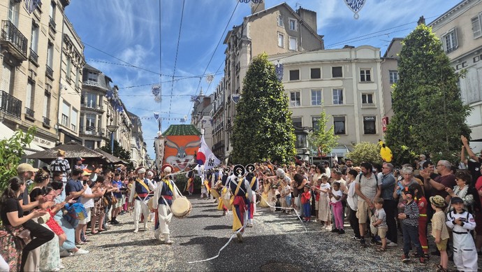 이천시 문화사절단인 ‘이천통신사’가 지난 17일(현지시각) 프랑스 리모주시와 자매결연 10주년을 기념해 리모주시내 거리에서 이천거북놀이와 풍물놀이를 선보이고 있는 가운데 시민들로 부터 뜨거운 반응을 얻고 있다. 사진=이천문화재단