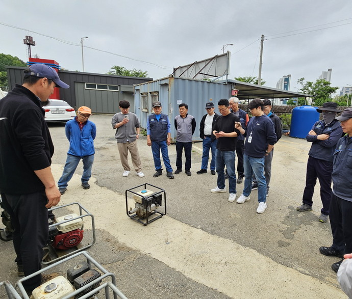 시흥시는 여름철 집중호우 등 자연 재난에 대비해 목감동 방재장비창고 일원에서 양수기 및 수중펌프 사용법과 안전에 관한 교육을 진행했다고 밝혔다. 사진=시흥시