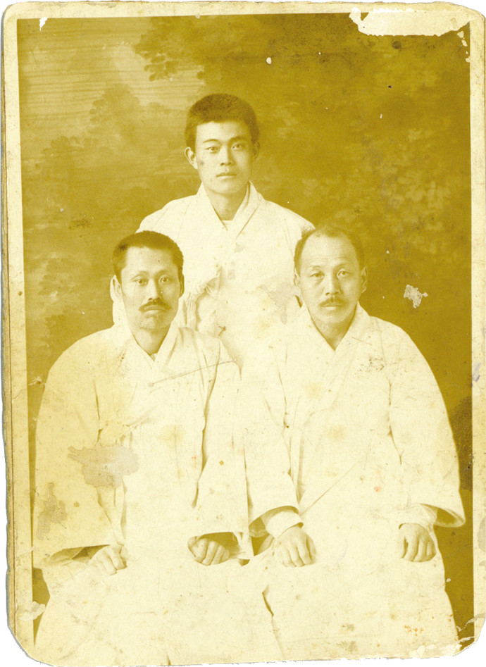 ‘송산 3.1운동’의 독립운동가 홍면옥(맨 오른쪽). 사진=화성시독립운동기념관