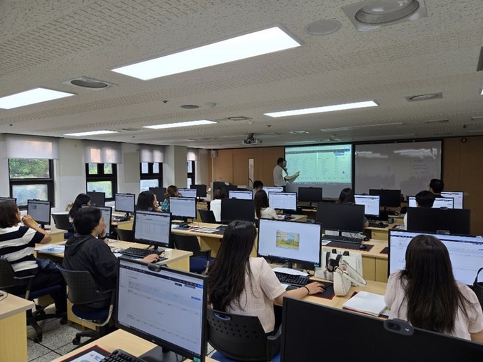 의정부시(시장 김동근)가 시청 정보화교육장에서 세외수입 업무의 전문성을 높이기 위한 ‘세외수입 업무 역량 강화 교육’을 실시했다. 사진=의정부시청