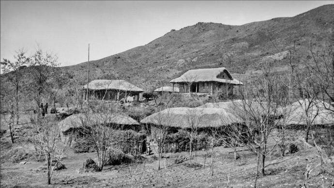 이복영 선생이 거주하던 원터마을과 하우현성당전경(1910년대). 독일 상트 틸리엔수도원 아카이브에 소장된 사진. 사진=국외소재문화유산재단