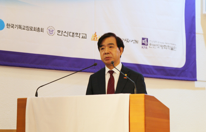 강성영 제9대 한신대학교 총장이 지난달 12일 한신대 경기캠퍼스 샬롬채플 대예배실에서 열린 ‘개교 85주년 기념 예식’에서 인사말을 하고 있다. 사진=한신대학교