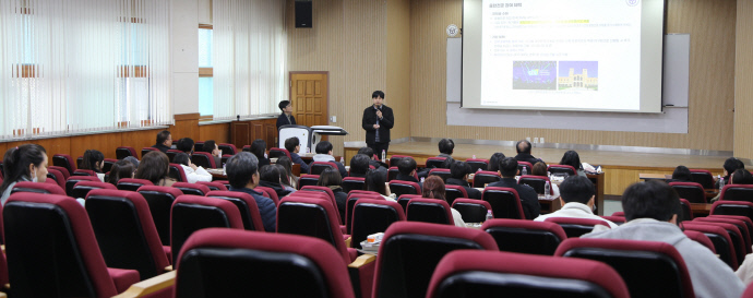 한신대학교  SW중심대학사업단이 지난 4월 학생들을 대상으로 AI융합전공 오리엔테이션을 진행하고 있다. 사진=한신대학교