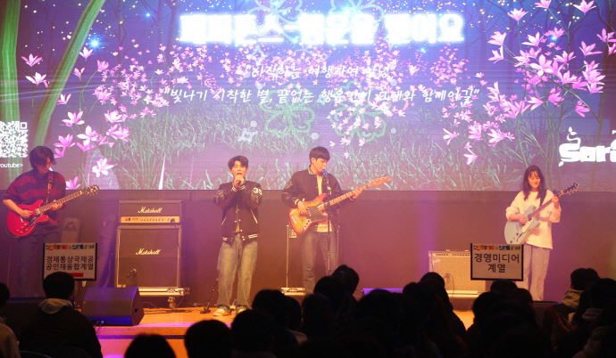 지난 2월 열린 ‘2025학년도 입학식 및 신입생 오리엔테이션’에서 한신대학교 동아리 축하공연이 진행되고 있다. 사진=한신대학교