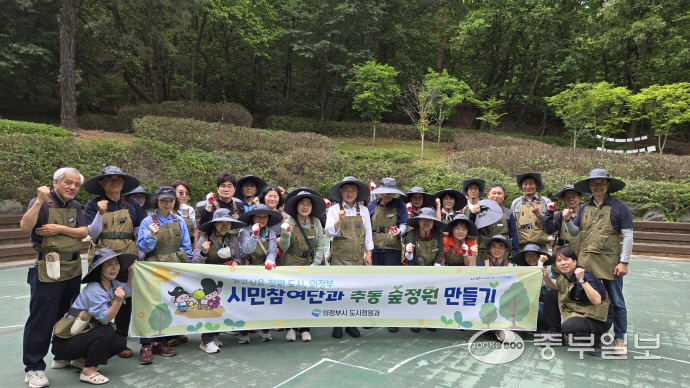 김동근 의정부시장이 10일 오전 추동숲정원에서 시민참여단 함께 파이팅을 외치고 있다. 사진=박홍기기자