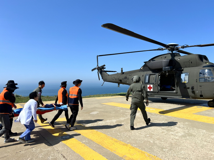 지난 11일 인천 옹진군 소청도에서 군청과 인천소방본부, 국군의무사령부 등 각 기관 관계자들이 뇌졸중 환자 발생 상황을 가정하고 긴급 이송 훈련을 하고 있다. 사진=옹진군청