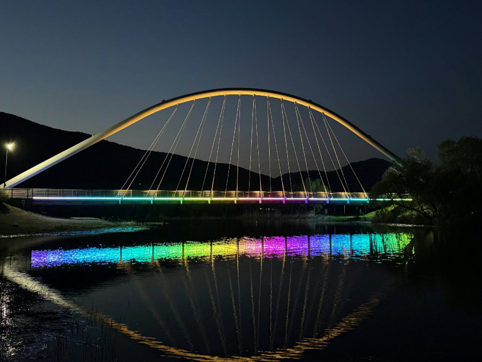 조명이 설치된 물의정원 뱃나들이교. 사진=남양주시