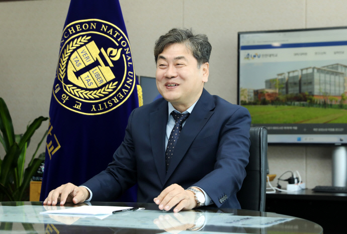 이인재 인천대 총장은 