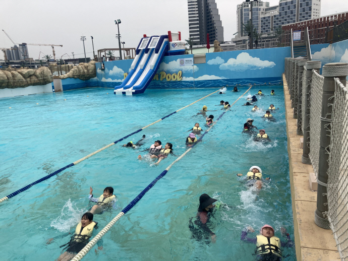 시흥도시공사가 거북섬 웨이브파크에서 관내 초등학생을 대상으로 진행 중인 ‘K-시흥 학생 생존수영 교육’ 현장 모습. 사진=시흥도시공사