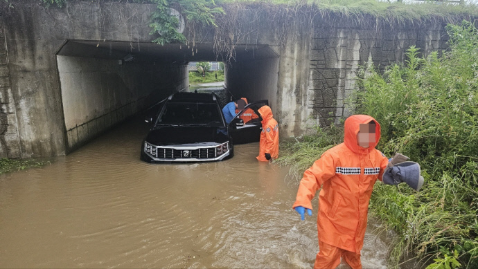 오전 5시 50분께 고양시에서 지하터널을 지나던 차량이 물에 잠겨 소방대원들이 고립된 남성을 구조하고 있다. 사진=경기도북부소방재난본부