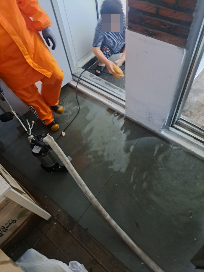 7시 18분 의정부시 의정부동에 한 반지하 주택이 물에 잠겨 출동한 대원들이 배수지원 조치를 하고했다. 사진=경기도북부소방재난본부