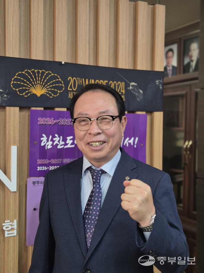 23일 광주시 경안동에 위치한 경기광주신협 본점에서 최희환 이사장이 중부일보와 인터뷰를 하고 있다. 김동욱기자