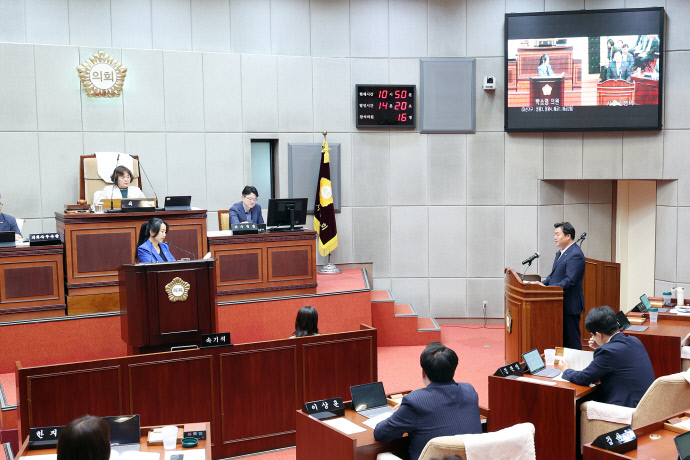 23일 임병택 시장(오른쪽)이 제328회 시흥시의회 제1차 정례회 제2차 본회의에서 박소영 의원의  질의에 답변하고 있다. 사진=시흥시의회