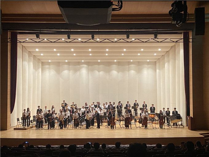 수원대학교 음악테크놀로지대학이 지난 5월 19일 수원대  벨칸토아트센터에서 ‘2025 오케스트라 정기연주회’ 무대를 선보이고 있다. 사진=수원대학교