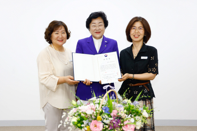 김경희 이천시장(가운데)와 관계자들이 ‘2025년 장애인 건강보건 통합성과대회’에서 보건복지부 장관상을 수상하고 기념촬영을 하고 있다. 사진=이천시청