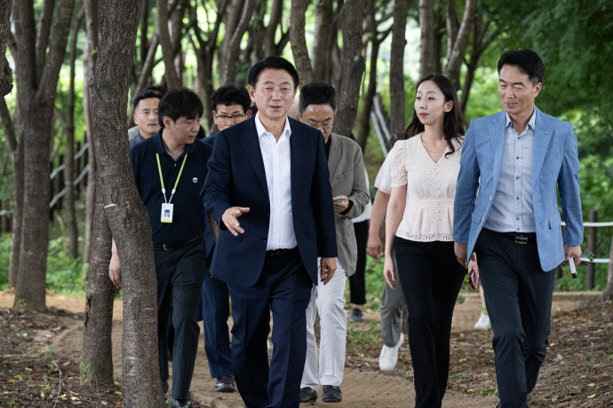 김동근 의정부시장(왼쪽)이 지난 24일 열린 ‘함께 걷는 소통의 길’ 행사에서 LH 직원, 지역 주민 등과 용현산단 산책로를 걸으며 대화를 나누고 있다. 사진=의정부시청