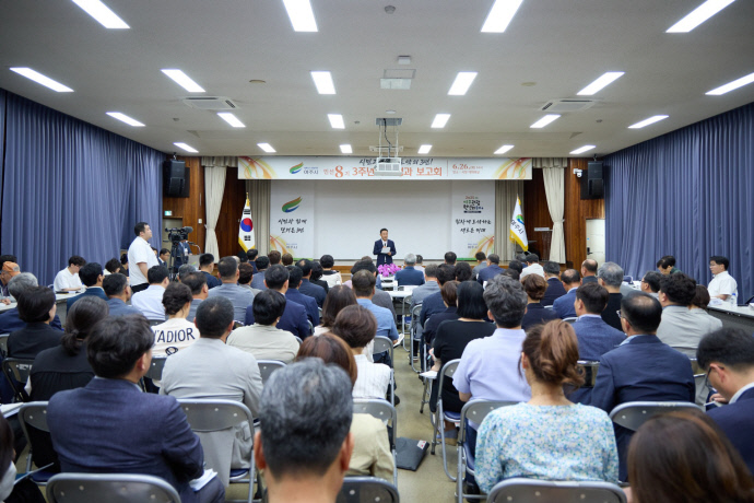 이충우 여주시장이 시청 4층 대회의실에서 민선 8기 취임 3주년을 맞아 주요성과보고회에서 인사말을 하고 있다. 사진=여주시청