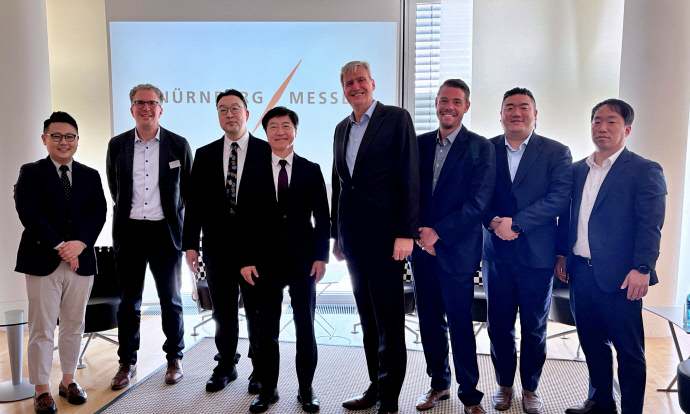 이재율 킨텍스 대표이사(왼쪽 네번째)가 독일 뉘른베르크 메쎄를 협력 방문해 경영진과 협의미팅을 가진 후 기념촬영을 하고 있다. 사진=킨텍스