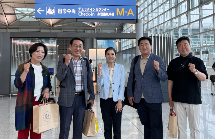 유니세프 그린스쿨 현장 방문단이 30일 인천공항에서 몽골로 출발 전 (왼쪽부터)신계용 과천시장, 이용록 홍성군수, 조미진 유니세프한국위원회 사무총장, 임병택 시흥시장, 최재구 예산군수가 함께 파이팅을 외치고 있다. 사진=시흥시청