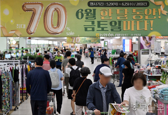 농협하나로유통 창립 10주년 할인행사가 열린 가운데 1일 오전 수원시 하나로마트 수원점이 행사 매장을 찾은 고객들로 붐비고 있다. 김경민기자