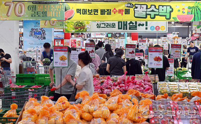 농협하나로유통 창립 10주년 할인행사가 열린 가운데 1일 오전 수원시 하나로마트 수원점이 행사 매장을 찾은 고객들로 붐비고 있다. 김경민기자