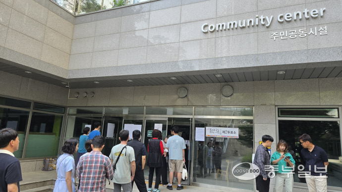 [이 시각 투표<b>현황</b>] 낮 1시 <b>투표율</b> 62.1%… 경기 61.6%, 인천 60.1%