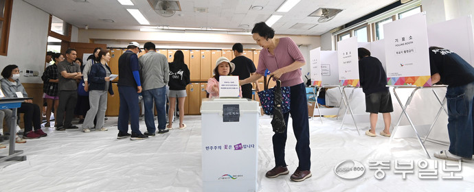 제21대 대통령선거일인 3일 오전 인천시 미추홀구 용현5동 제5투표소에서 유권자들이 투표하고 있다.정선식기자