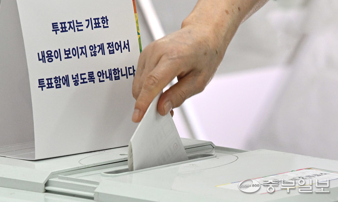 제21대 대통령선거일인 3일 오전 인천시 미추홀구 용현5동 제5투표소에서 한 유권자가 투표 하고 있다.정선식기자