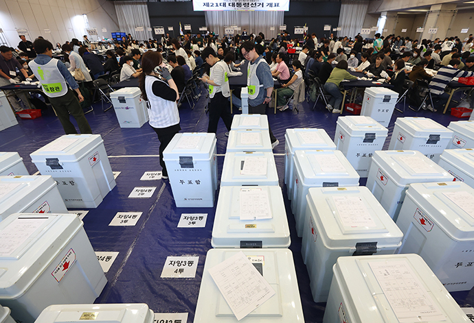 제21대 대통령 선거일인 3일 서울 광진구 세종대학교 컨벤션센터에 설치된 개표소에 관내 투표소에서 이송된 투표함들이 놓여 있다.  연합뉴스