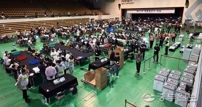 제21대 대통령 선거일인 3일 오후 수원시 아주대학교 체육관에 마련된 개표소에서 개표사무원들이 표 분류작업을 하고 있다.  노민규기자