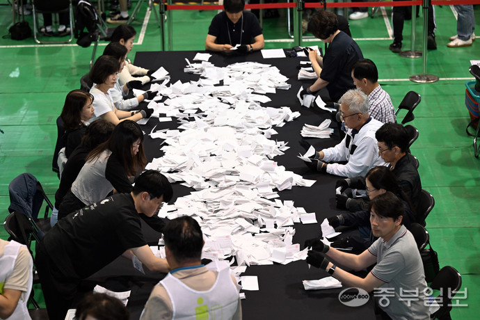 제21대 대통령 선거일인 3일 오후 수원시 아주대학교 체육관에 마련된 개표소에서 개표사무원들이 표 분류작업을 하고 있다.  노민규기자