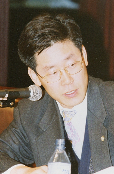 이 당선인은 성남에서 주로 노동과 인권사건 변호를 맡으며시민활동을 이어 왔다. 사진=이재명당선인측