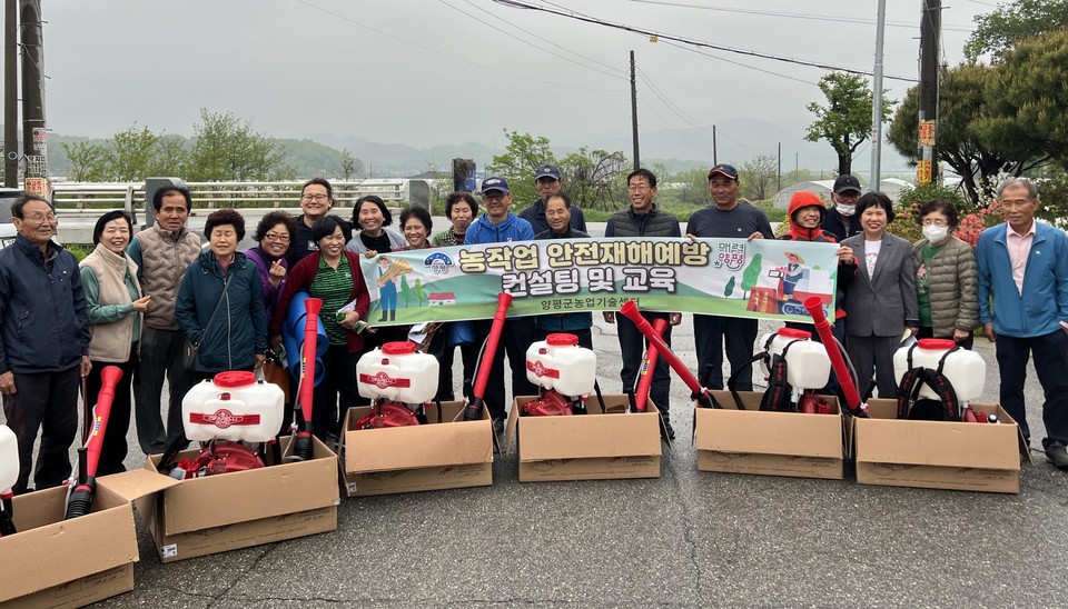 양평군은 농업인의 작업 효율성과 건강 보호를 위해 매년 추진 중인 ‘농작업 안전 편이 장비 보급 시범사업’을 올해는 단석 1리 부추작목반 27명을 대상으로 실시하고 있다. 사진=양평군