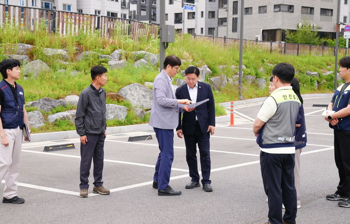 시흥도시공사 유병욱 사장은 최근 이상기후와 우기철에 대비해 직접 주요 사업장과 시설물을 방문, 관리 실태 점검에 나섰다. 사진=시흥도시공사