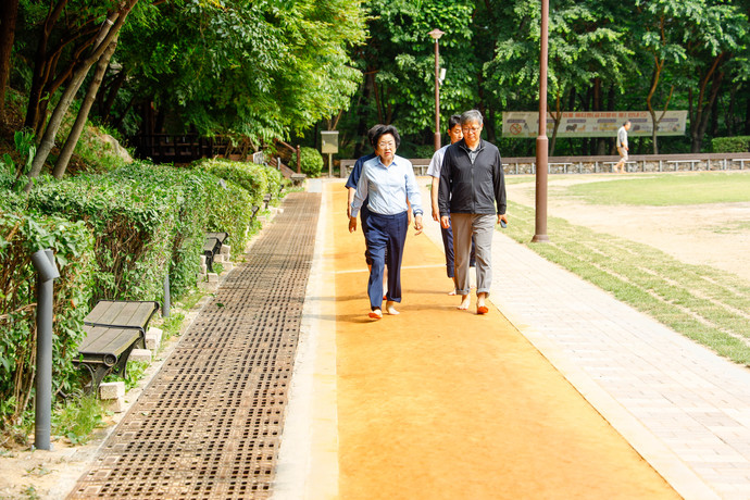 이천시(시장 김경희)가 부발읍 서희테마파크 축제마당 내에 총 길이 110미터의 황톳길을 새롭게 조성하고 조명 설치를 완료했다. .사진=이천시청
