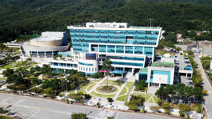 이천시(시장 김경희)가 시청 1층 대회의실에서 100여 명의 실무 공무원을 대상으로 규제 개혁 교육을 실시했다. 이천시청 전경.  사진=이천시청