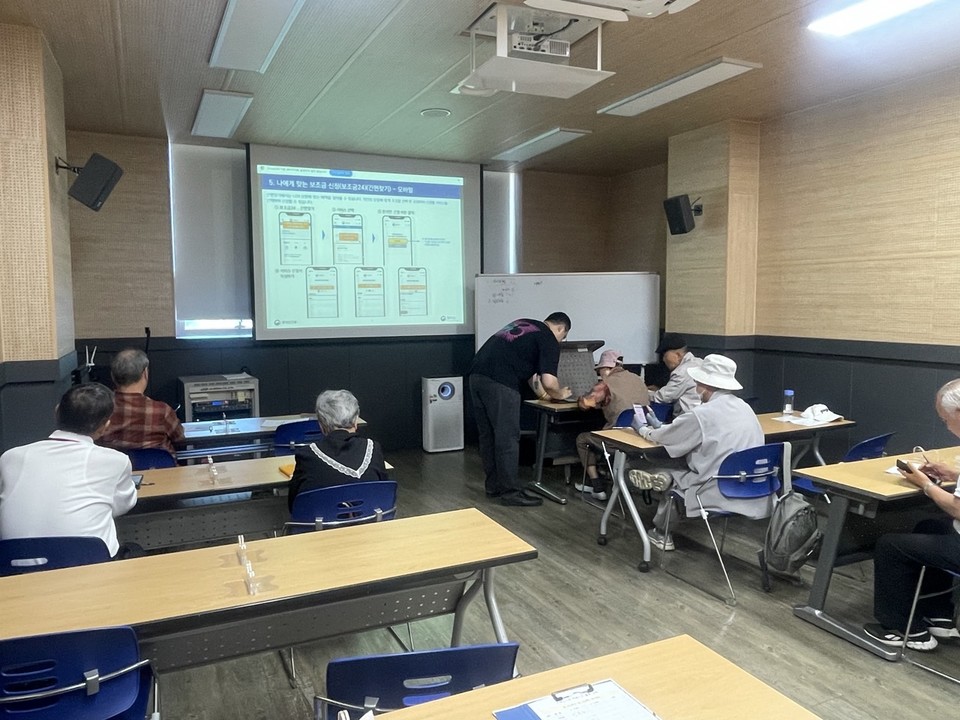 양평군이 디지털 정보 접근에 어려움을 겪는 어르신을 대상으로 ‘찾아가는 정부24 교육’을 실시했다. 사진=양평군