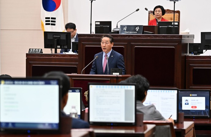 유정복 인천광역시장이 16일 시의회 본회의장에서 열린 '제302회 제1차 정례회 제3차 본회의'에서 의원들의 시정질문에 답변하고 있다. 사진=인천시