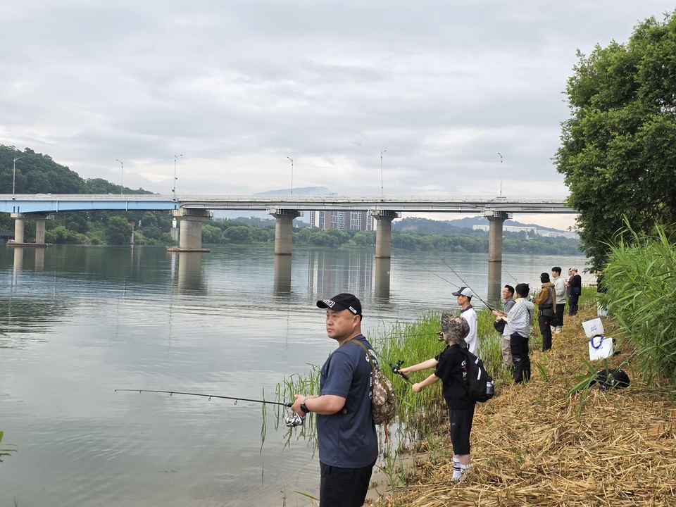 양평군은 지난 14일 강상면 양평대교 인근 남한강변에서 ‘제1회 외래어종 퇴치 낚시 대회’를 성공적으로 개최했다. 사진=양평군