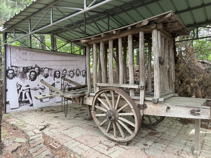 어농성지 야외에 전시된 ‘형구’. 김지영