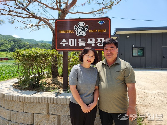 박준승 수미들목장 대표(오른쪽)와 아내 김혜원 씨가 포즈를 취하고 있다. 이보현 기자