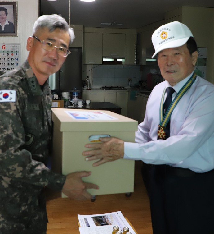 육군 제2신속대응사단은 지난 23일부터 25일까지 2사단 출신 국군 포로와 양평지역 거주 6·25전쟁 참전용사 32명에게 ‘희망 박스’를 전달했다. 사진=양평군