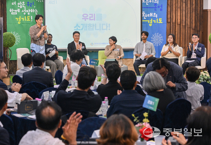 2일 오후 의정부시 경기북부 상공회의소 대강당에서 열린 ‘경기도이민사회통합지원센터 개소식 AND 공감토크’에 참석한 패널들이 자랑스러운 경기도, 함께 만드는 미래를 주제로 토론회를 진행하고 있다. 임채운기자