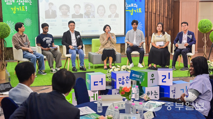 2일 오후 의정부시 경기북부 상공회의소 대강당에서 열린 ‘경기도이민사회통합지원센터 개소식 AND 공감토크’에 참석한 패널들이 자랑스러운 경기도, 함께 만드는 미래를 주제로 토론회를 진행하고 있다. 임채운기자