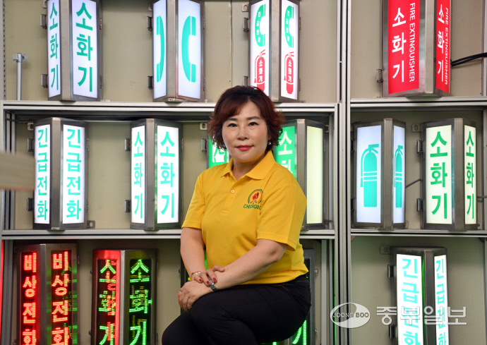 이영주 청보 대표가 중부일보와 인터뷰를 진행하며 프로필 촬영을 하고 있다. 김경민기자