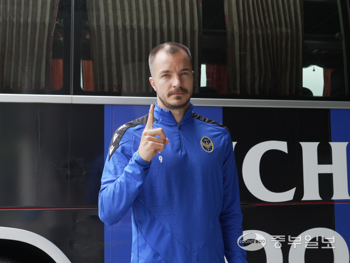 인천유나이티드 클럽하우스에서 무고사가 세리머니 포즈를 취하고 있다 사진=배상일기자