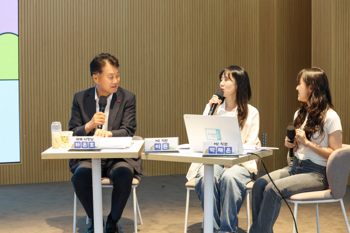 지난 2일 하은호 군포시장이 MZ세대 직원들과 소통 간담회에서 대화하고 있다. 사진=군포시청