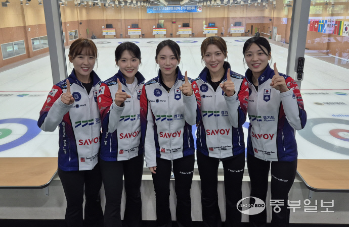 9일 의정부컬링경기장에서 진행된 중부일보와의 인터뷰 직후 경기도청 여자 컬링팀 김은지(사진 왼쪽부터)·설예은·김수지·설예지·김민지가 포즈를 취하고 있다. 이건우기자